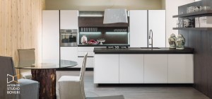 arredamento-cucina-24-laccato-bianco-e-granito-nero-assoluto-interior-studio-boveri