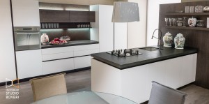 arredamento-cucina-25-laccato-bianco-e-granito-nero-assoluto-interior-studio-boveri