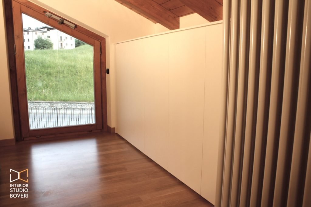 Camera letto mansarda 16 montaggio parete armadio - Interior studio Boveri