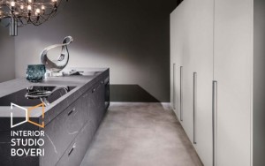 arredamento-cucina-02-isola-grafite-brown-fronte-interior-studio-boveri